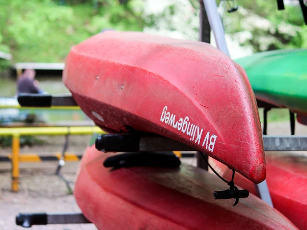 Bootsverleih am Klingerweg - Wasserwandern in Leipzig Kajaks in einer Haltevorrichtung am Bootsverleih Klingerweg, Freizeit, Wassersport, Motorbootfahrten, Kanufahren