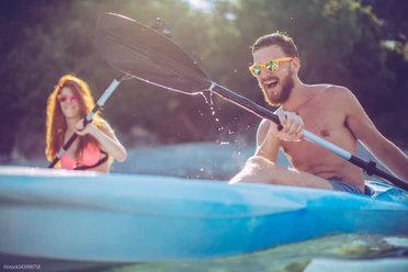 Homme et femme pagayant en canoë, randonnée aquatique, Leipziger Neuseenland