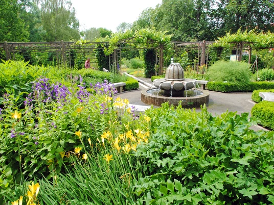 Apothekergarten im Friedenspark - Parks in Leipzig Blick auf einen Brunnen im Apothekergarten im Friedenspark, Grünes Leipzig, Freizeiteinrichtung
