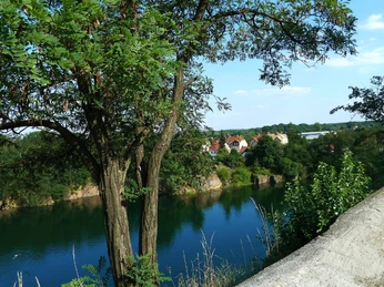 Blick von der Bergkirche Beucha auf den Steinbruch - Sehenswürdigkeiten in der Leipzig Region Blick von der Bergkirche Beucha auf den mit Wasser gefüllten Steinbruch, Freizeit