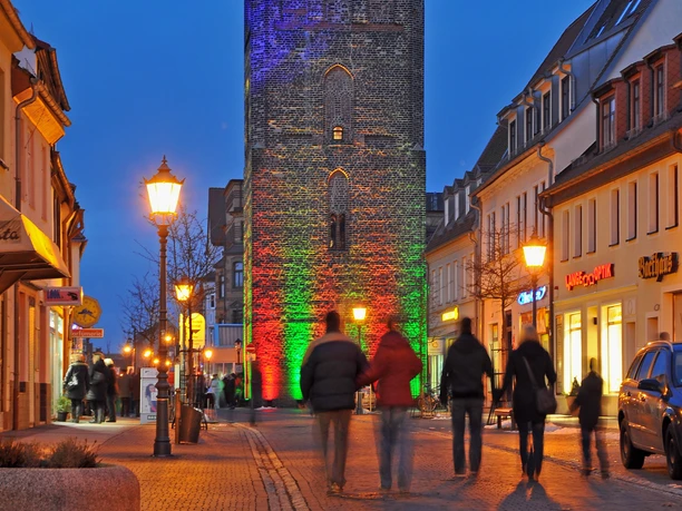 Široká věž v Delitzsch - Zajímavá místa v regionu Lipsko Pohled na Širokou věž v Delitzsch za soumraku během akce Noc věží, region, památky, kultura