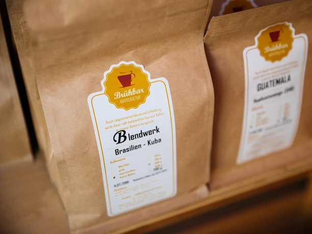 Brühbar Leipzig Kaffee - Cafés in Leipzig Aufnahme der Kaffeepäckchen, die in der Brühbar erworben werden können, Cafés, Gastronomie, Freizeit