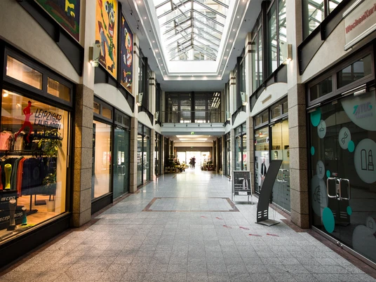 Brühl Arkade - Architektur der Höfe und Passagen in Leipzig Blick in den Innenhof der Brühl Arkade in dem sich unter anderem das Atelier von Fischer Art befindet und der ein Beispiel für die Architektur der Höfe und Passagen in Leipzig ist, Einkaufen, Shopping, Kultur