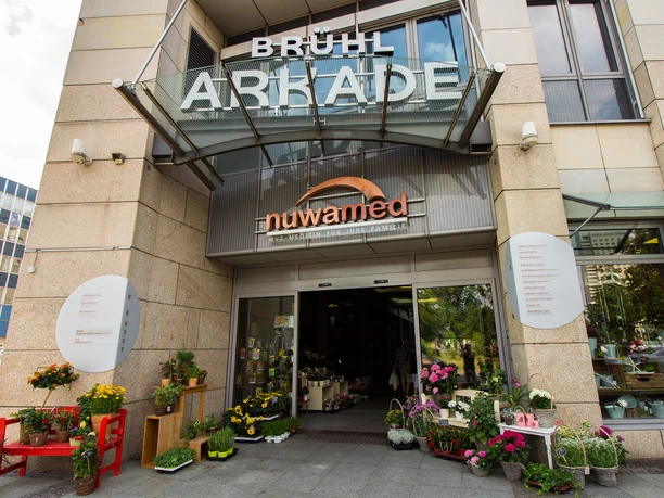 Eingang der Brühl Arkade - Architektur der Höfe und Passagen in Leipzig Blick auf den Eingang der Brühl Arkade der sich unweit vom Hauptbahnhof befindet und ein Beispiel für die Architektur der Höfe und Passagen in Leipzig ist, Shopping, architektur, freizeit, architektur