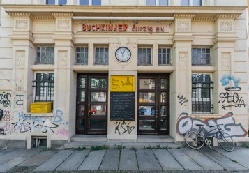 Buchkinder Leipzig vue de l'extérieur - Kreatives Leipzig Vue de la façade et de l'extérieur de Buchkinder e.V. à la lumière du jour, avec l'enseigne du magasin, shopping, culture