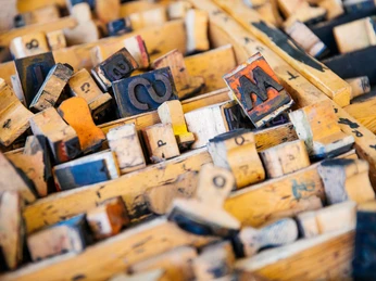 Buchkinder Leipzig Buchstabenstempel - Kreatives Leipzig Blick auf die Buchstabenstempel in der Buchkinder Leipzig Schreibwerkstatt; Holz, Tinte, Stempel, Kreativwerkstatt, Freizeit, shopping, bildung