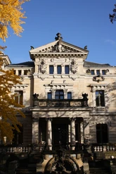 Außenansicht des Budde-Haus - Kultur in Leipzig Zu sehen ist der Eingangsbereich des Budde-Hauses im Herbst. Dargestellt ist ein altes Gründerzeithaus mit zwei Säulen am Eingang und einem Balkon. Budde-Hausen-Außen, Freizeit, Freisitz, Kultur, Gastronomie