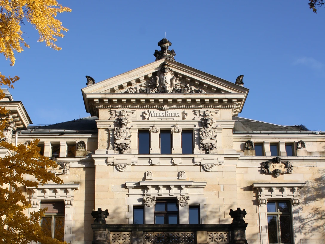 Außenansicht des Budde-Haus - Kultur in Leipzig Zu sehen ist der Eingangsbereich des Budde-Hauses im Herbst. Dargestellt ist ein altes Gründerzeithaus mit zwei Säulen am Eingang und einem Balkon. Budde-Hausen-Außen, Freizeit, Freisitz, Kultur, Gastronomie