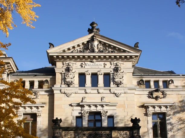 Außenansicht des Budde-Haus - Kultur in Leipzig Zu sehen ist der Eingangsbereich des Budde-Hauses im Herbst. Dargestellt ist ein altes Gründerzeithaus mit zwei Säulen am Eingang und einem Balkon. Budde-Hausen-Außen, Freizeit, Freisitz, Kultur, Gastronomie