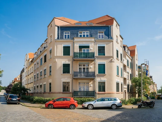 Bülowviertel Leipzig - Architektur in Leipzig Blick auf eine Häuserecke und zwei davon abgehende Straßenzüge im Bülowviertel bei Sonnenschein und blauen Himmel, Architektur, Gründerzei