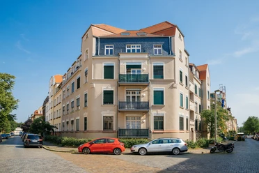 Widok na narożnik domu i dwie ulice prowadzące od niego w Bülowviertel w słońcu i błękitnym niebie, architektura, Gründerzei