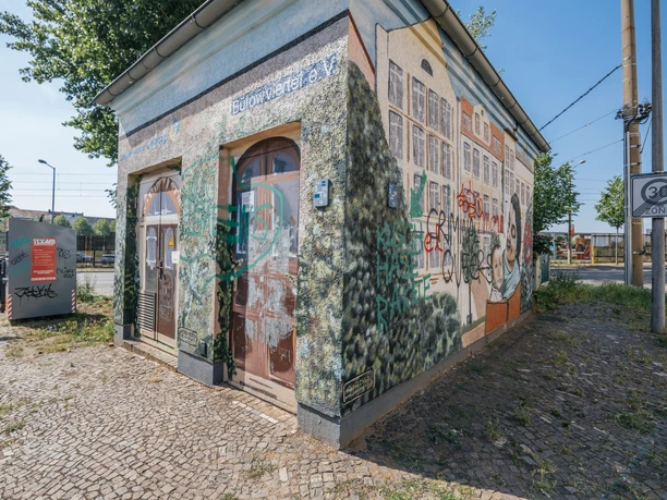The focus of the picture is the small square building of the Trafohaus association with the inscription Bülowviertel e.V.; sprayed with graffiti, culture, scene, art