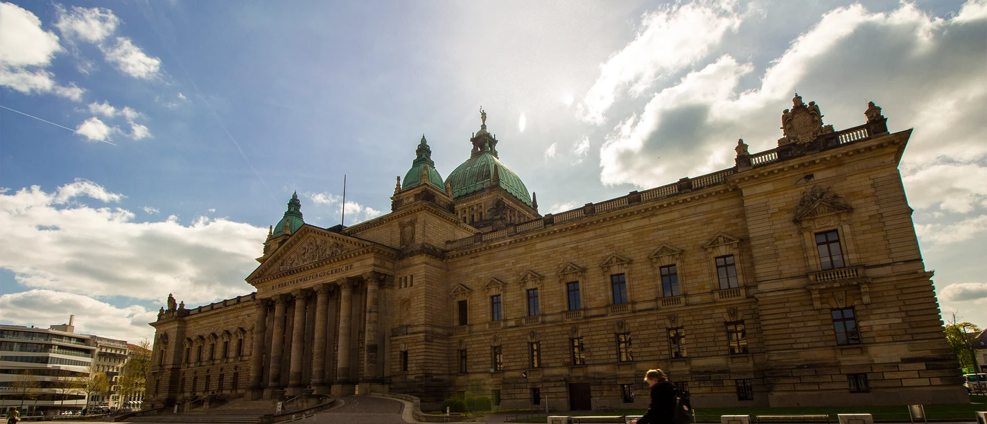 Widok na Federalny Sąd Administracyjny i rowerzystę jadącego przed nim, Architektura w Lipsku, Historia, Miasto dla rowerzystów