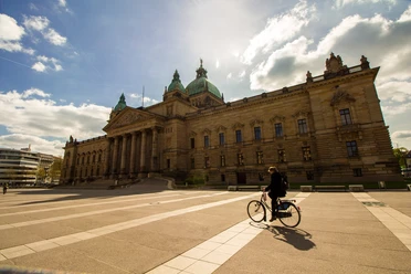 Spolkový správní soud v Lipsku - Architektura v Lipsku Pohled na Spolkový správní soud a cyklista jedoucí před ním, Architektura v Lipsku, Historie, Cyklistické město