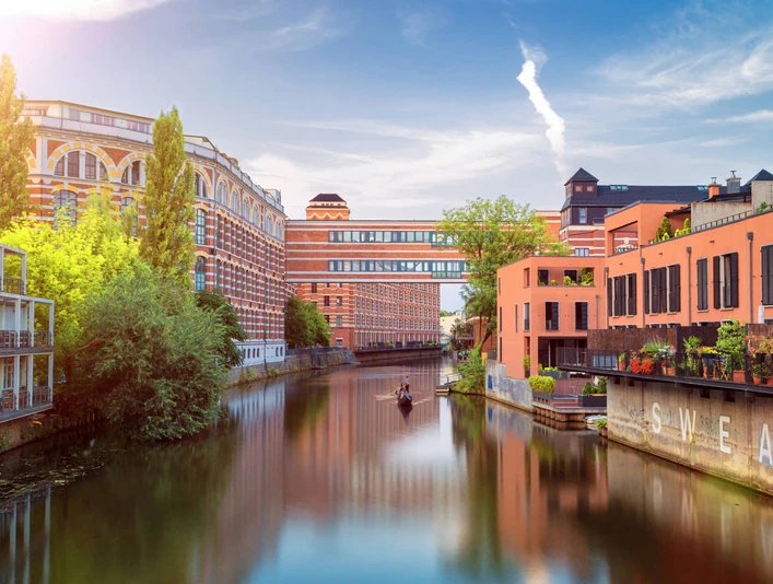 Buntgarnwerke Leipzig - Industriekultur in Leipzig Blick auf die Buntgarnwerke dem Industriedenkmal an der weißen Elster, Industriearchitektur, Industriekultur in Leipzig, Wassersport, Bootsverleih