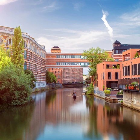 Widok na Buntgarnwerke, zabytek przemysłowy nad Białą Elsterą, architektura przemysłowa, kultura przemysłowa w Lipsku, sporty wodne, wynajem łodzi