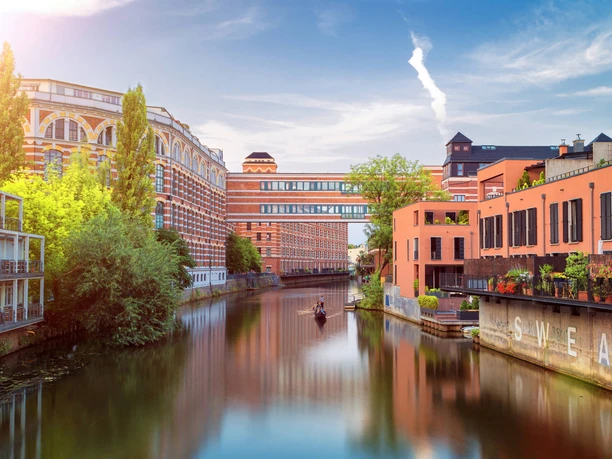 Widok na Buntgarnwerke, zabytek przemysłowy nad Białą Elsterą, architektura przemysłowa, kultura przemysłowa w Lipsku, sporty wodne, wynajem łodzi