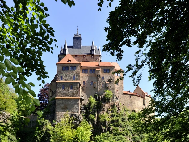 Burg Kriebstein - Sehenswürdigkeiten in der Region Leipzig Burg Kriebstein mit der Zschopau und einem Wehr im Vordergrund, Ausflug, Kultur, Sehenswürdigkeiten