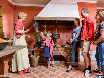 Burg Mildenstein - Sehenswürdigkeiten in der Leipzig Region Eine Familie befindet sich in den historischen Räumlichkeiten der Burg Mildenstein, Leipzig Region mit Kindern, Ausflug, Kurzurlaub, kinderfreundliches Museum