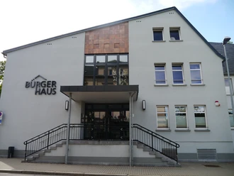 Bürgerhaus Rochlitz - Veranstaltungen in der Leipzig Region Blick auf das Kulturhaus in Rochlitz, Fassade mit rotem Porphyr, Bürgerhaus, Veranstaltungen, kultur