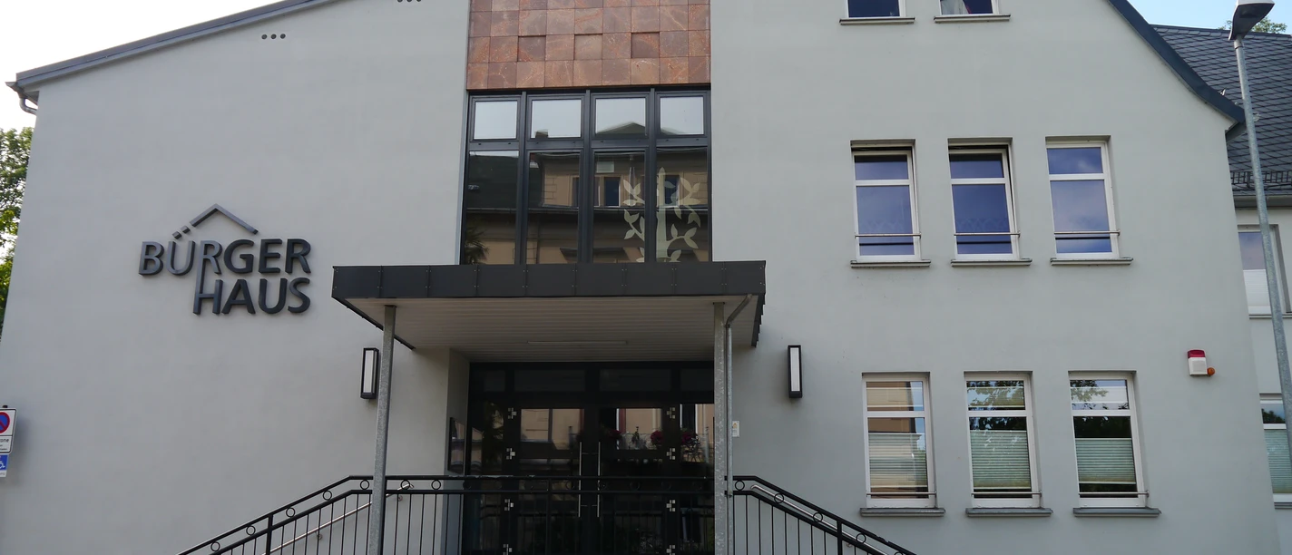 Dom Kultury Rochlitz - Wydarzenia w regionie lipskim Widok na centrum kultury w Rochlitz, fasada z czerwonego porfiru, dom kultury, wydarzenia, kultura