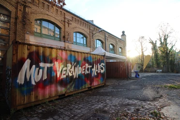 Kunstkraftwerk Leipzig - Freizeiterlebnisse in Leipzig Blick auf das Kunstkraftwrk von Außen sowie den riesigen Graffiti-Schriftzug "Mut verändert alles", museum, kunst, ausstellungen, veranstaltungen