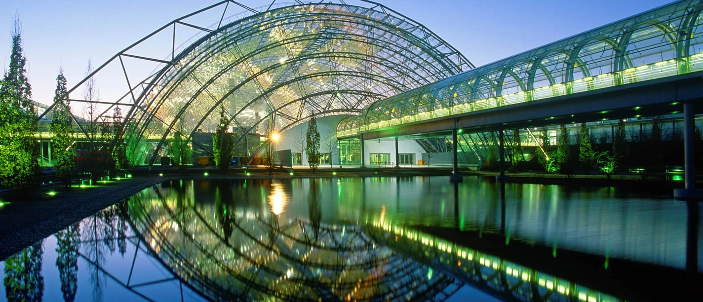 Pohled na Kongresové centrum Lipsko na novém výstavišti Leipziger Messe za soumraku, akce, volnočasové zařízení