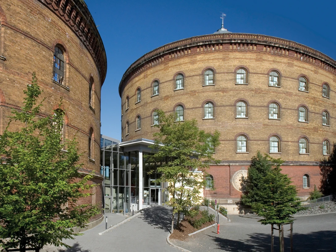 Panometer Leipzig - Kultureinrichtungen in Leipzig Blick auf den Eingang zum Panometer in Leipzig in der eine Panorama Ausstellung des Künstlers Asisi zu sehen ist, Museum, Kultureinrichtung Leipzig