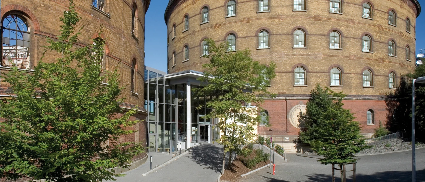 Panometer Leipzig - Kultureinrichtungen in Leipzig Blick auf den Eingang zum Panometer in Leipzig in der eine Panorama Ausstellung des Künstlers Asisi zu sehen ist, Museum, Kultureinrichtung Leipzig