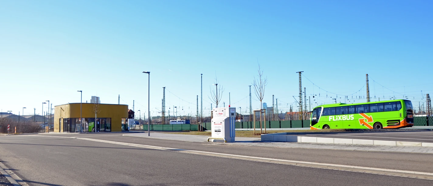 Parkoviště autobusů - východní strana hlavního nádraží, saská strana