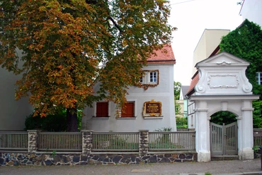 Schillerhaus - Museen in Leipzig Blick auf das Gartentor zum Schillerhaus in dem ein Museum mit einer Ausstellung über Schillers Zeit in Leipzig zu sehen ist, Kultureinrichtung, Museum, Ausstellung