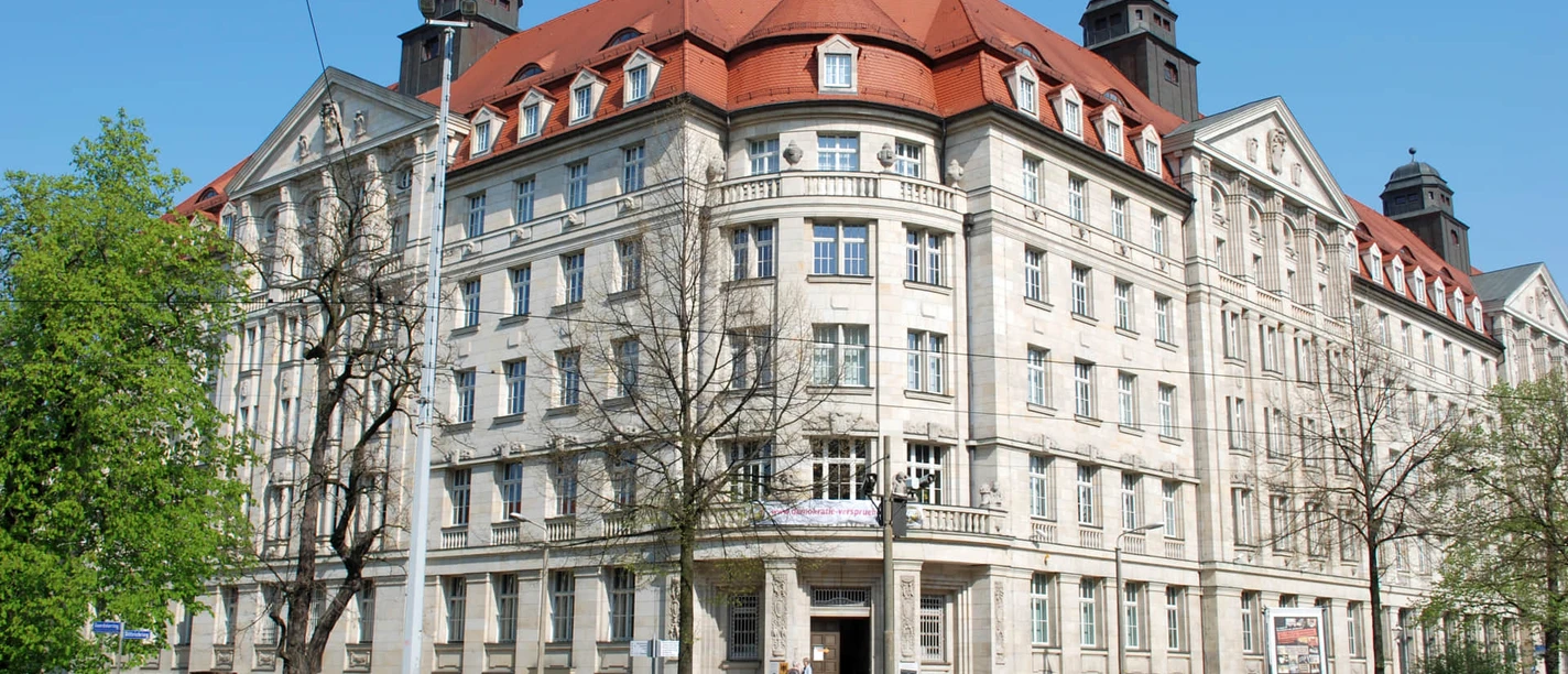 Pohled na vchod do muzea Museum in der Runden Ecke, kde si můžete prohlédnout výstavu o éře NDR a SED, kulturních institucích, dějinách Lipska, mírové revoluci.