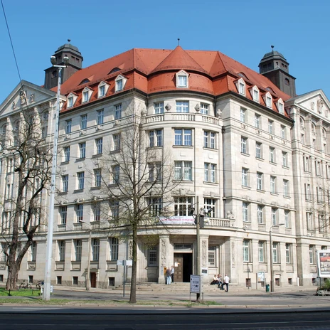 Widok na wejście do Museum in der Runden Ecke, gdzie można zobaczyć wystawę o czasach NRD i SED, instytucjach kulturalnych, historii Lipska, pokojowej rewolucji.