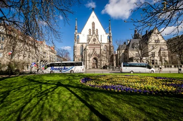 Busse vor der Thomaskirche - Freizeiteinrichtungen in Leipzig Einige Busse stehen vor der Thomaskirche am Dittrichring bereit für die nächste Stadtrundfahrt mit der Sie die wichtigsten Sehenswürdigkeiten sehen können, Stadtführung, Kultur, Freizeit