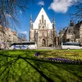Busse vor der Thomaskirche - Freizeiteinrichtungen in Leipzig Einige Busse stehen vor der Thomaskirche am Dittrichring bereit für die nächste Stadtrundfahrt mit der Sie die wichtigsten Sehenswürdigkeiten sehen können, Stadtführung, Kultur, Freizeit
