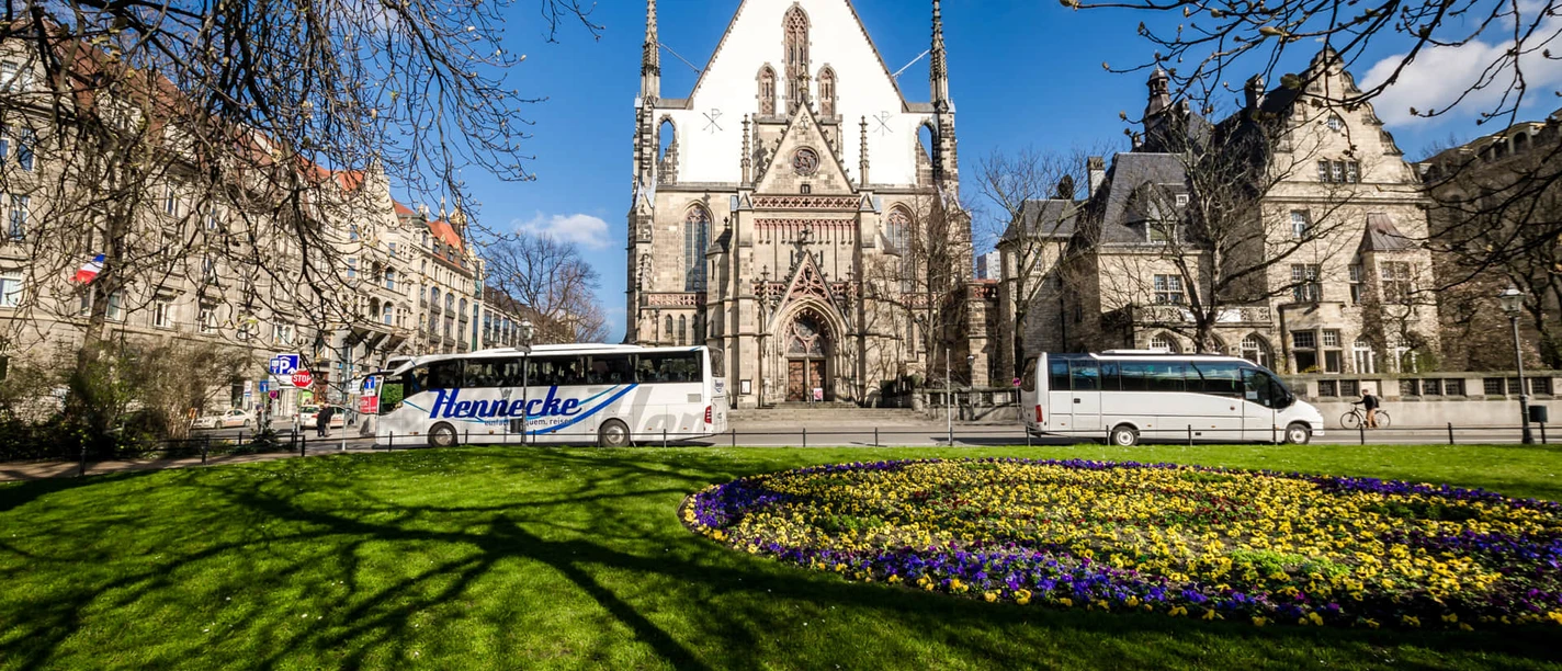 Busse vor der Thomaskirche - Freizeiteinrichtungen in Leipzig Einige Busse stehen vor der Thomaskirche am Dittrichring bereit für die nächste Stadtrundfahrt mit der Sie die wichtigsten Sehenswürdigkeiten sehen können, Stadtführung, Kultur, Freizeit