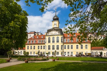Gohliser Schlösschen - Gastronomie in Leipzig Blick auf das Gohliser Schlösschen im Sommer, dass eine wahre Sehenswürdigkeit von Leipzig ist und in dem sich auch eine Restaurant befindet, Gastronomie in Leipzig, Veranstaltungen, Architektur, Kultureinrichtung, Park
