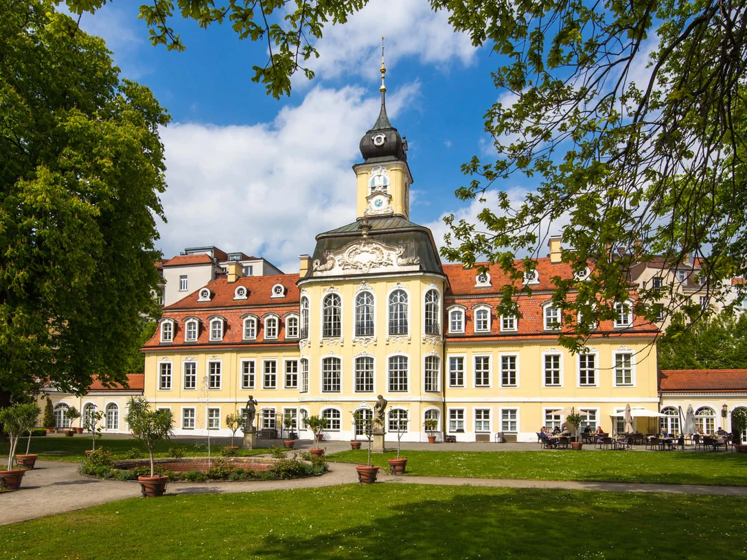 Gohliser Schlösschen - Gastronomie in Leipzig Blick auf das Gohliser Schlösschen im Sommer, dass eine wahre Sehenswürdigkeit von Leipzig ist und in dem sich auch eine Restaurant befindet, Gastronomie in Leipzig, Veranstaltungen, Architektur, Kultureinrichtung, Park