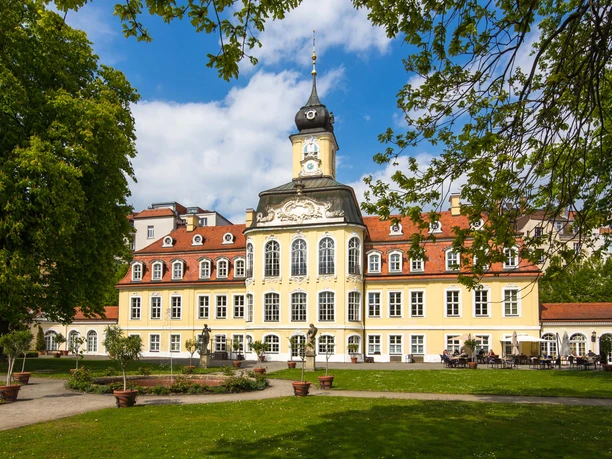 Gohliser Schlösschen - Gastronomie in Leipzig Blick auf das Gohliser Schlösschen im Sommer, dass eine wahre Sehenswürdigkeit von Leipzig ist und in dem sich auch eine Restaurant befindet, Gastronomie in Leipzig, Veranstaltungen, Architektur, Kultureinrichtung, Park