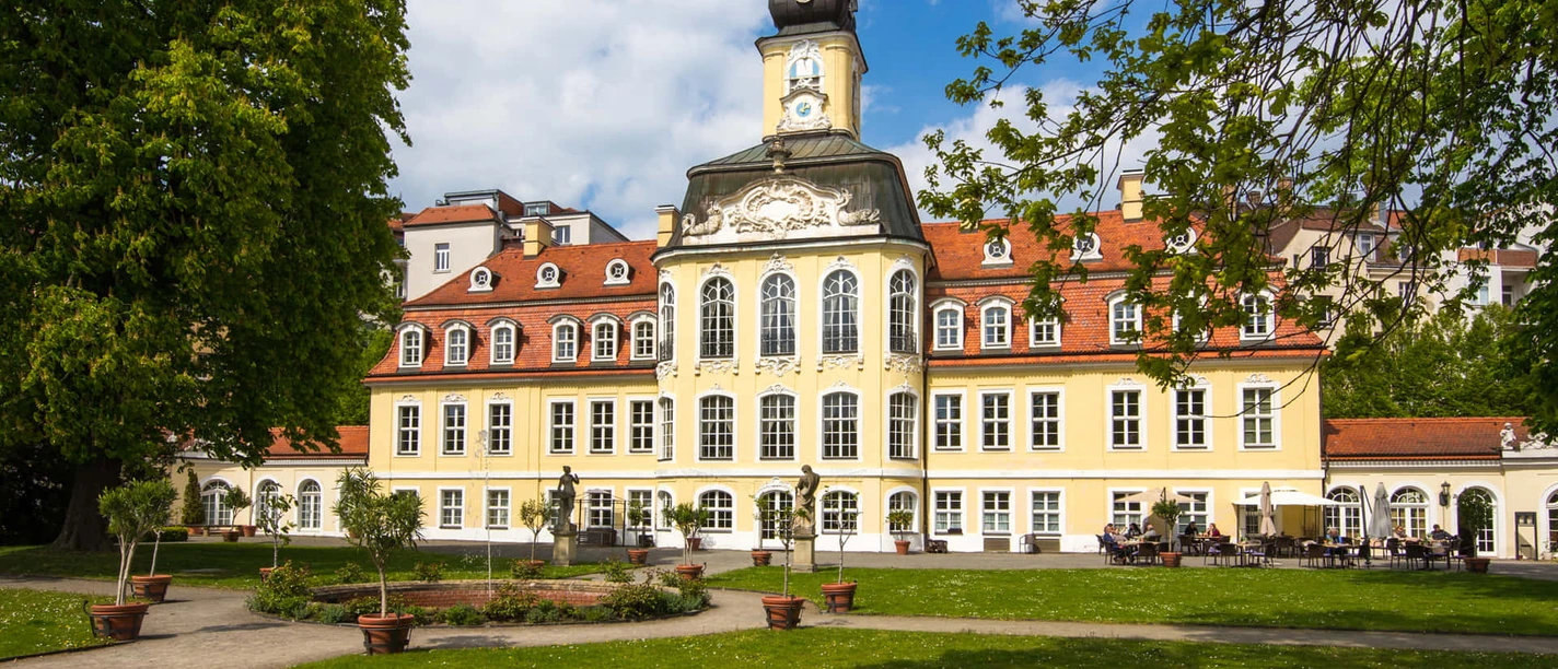 Pohled na Gohliser Schlösschen v létě, který je skutečnou památkou Lipska a ve kterém je také restaurace, Gastronomie v Lipsku, Události, Architektura, Kulturní instituce, Park