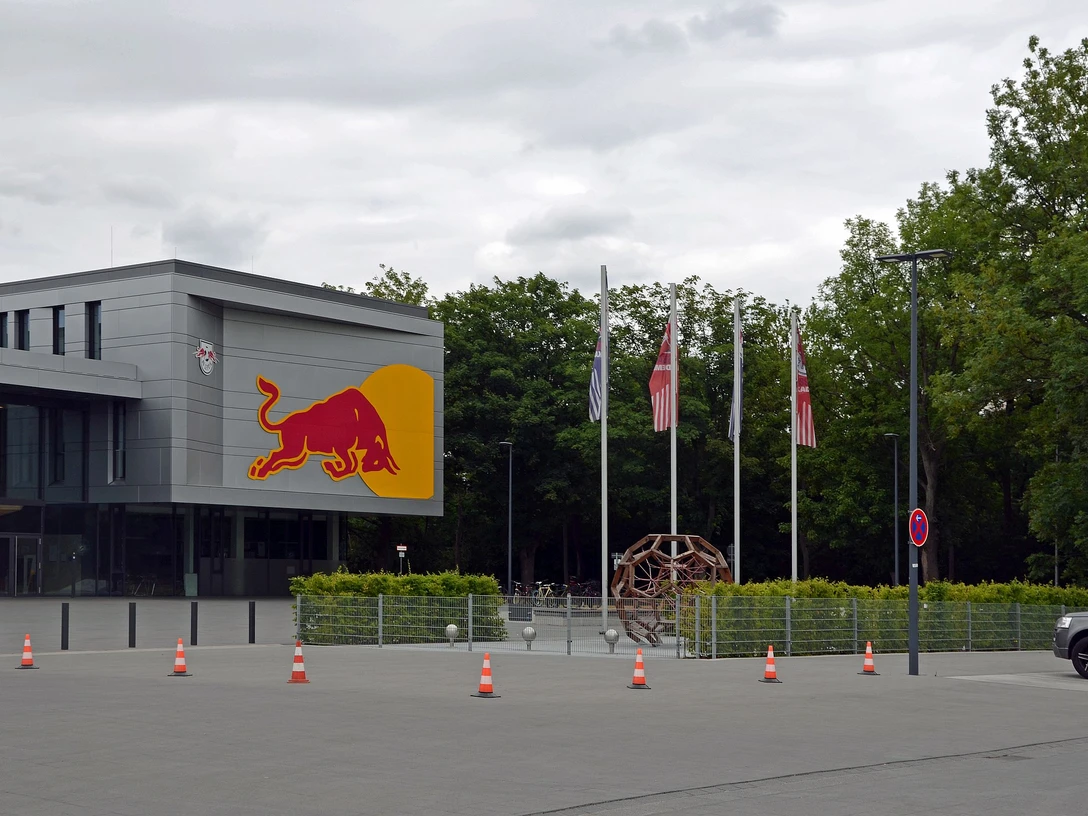 Busparkplatz Cottaweg - Anreise nach Leipzig Blick auf den Busparkplatz für die Anreise nach Leipzig vor dem Gebäude des Fußballvereins RB Leipzig, busreise, anreise, verkehr