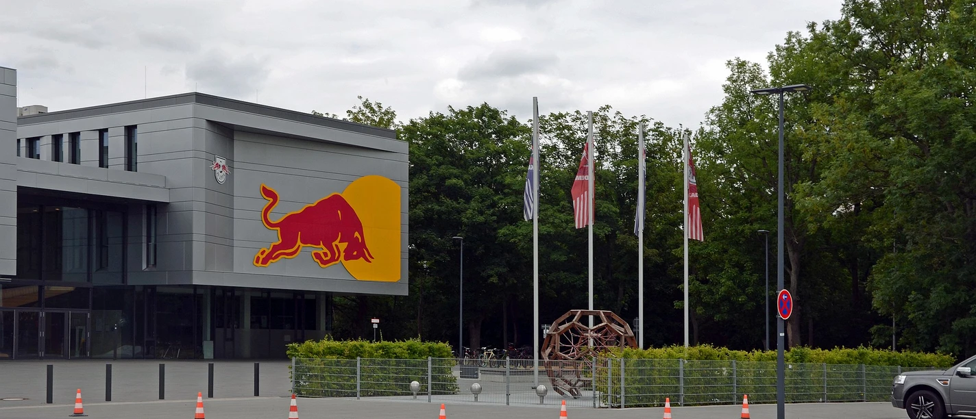 Busparkplatz Cottaweg - Anreise nach Leipzig Blick auf den Busparkplatz für die Anreise nach Leipzig vor dem Gebäude des Fußballvereins RB Leipzig, busreise, anreise, verkehr