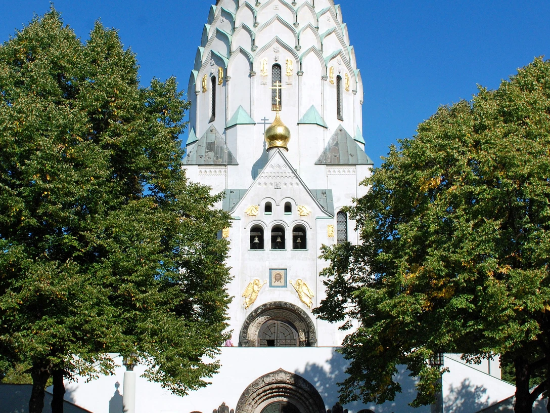 Russische Gedächtniskirche St. Alexej - Kultur in Leipzig Blick auf die Russische Gedächtniskirche St. Alexej mit dem unverwechselbaren Zwiebelturm die zu Gedenken der gefallenen russischen Soldaten der Völkerschlacht bei Leipzig 1813 erbaut wurde, Geschichte von Leipzig, Kultureinrichtung