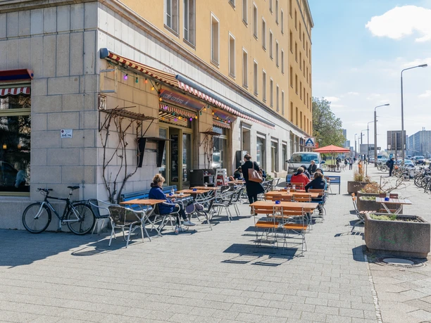 Café Cantona - Gastronomie Leipzig Blick auf den Freisitz des Café Cantona in Richtung Windmühlenstraße und Bayerischer Bahnhof, gastronomie, freisitz, kultur