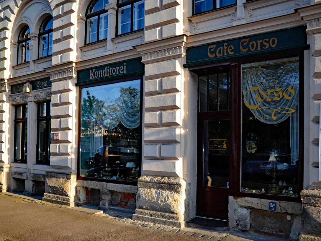 Café Corso - Gastronomie in Leipzig Eingang und Häuserfassade vom Cafe Corso das heute noch zur besonderen Kaffeehauskultur der Stadt beiträgt, Gastronomie in Leipzig, kaffeehauskultur
