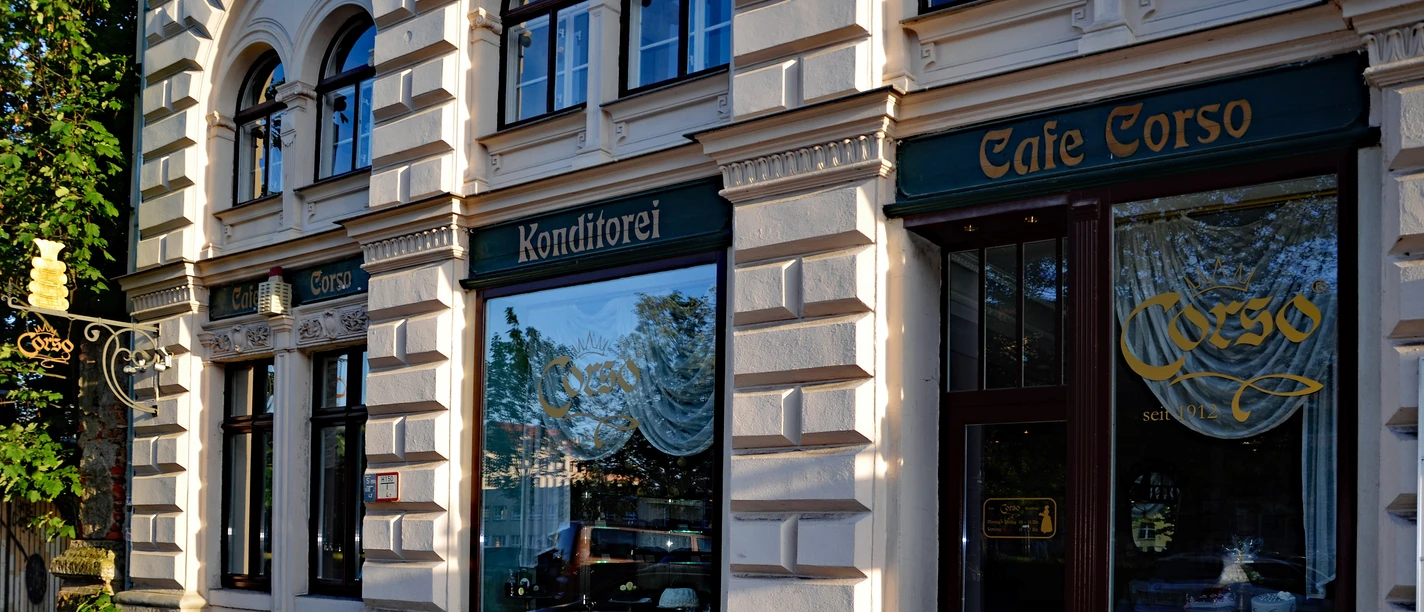 Café Corso - Gastronomie in Leipzig Eingang und Häuserfassade vom Cafe Corso das heute noch zur besonderen Kaffeehauskultur der Stadt beiträgt, Gastronomie in Leipzig, kaffeehauskultur