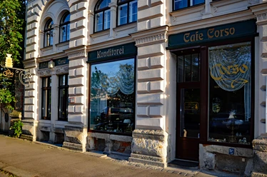 Entrée et façade du café Corso qui contribue encore aujourd'hui à la culture particulière des cafés de la ville, gastronomie à Leipzig, culture des cafés
