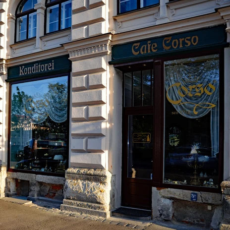 Entrée et façade du café Corso qui contribue encore aujourd'hui à la culture particulière des cafés de la ville, gastronomie à Leipzig, culture des cafés