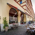 Eisträumerei Leipzig - Eisdielen & Cafés in Leipzig Eckansicht des Außenbereiches der Eisträumerei mit Café-Garnituren, Schaufenstern, Pflanzen und den angrezenden Straßenzug, freisitz, cafe, eisdiele
