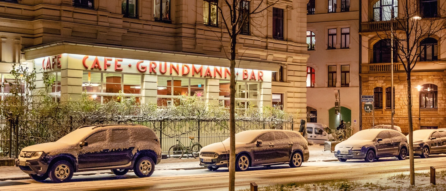 Café Grundmann en hiver - Cafés à Leipzig Vue sur la façade historique du Café Grundmann, style Gründerzeit, avec une inscription rouge en hiver, gastronomie, restaurant